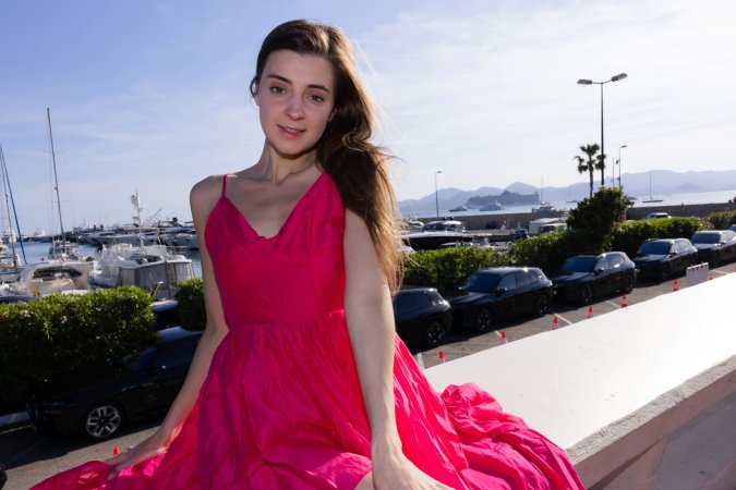 Maria in a daring pink dress teasing on a Cannes balcony with sea views and high heels — Maria #23